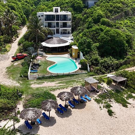 Manta Raya Hotel - Right On The Beach Cuatunalco Buitenkant foto
