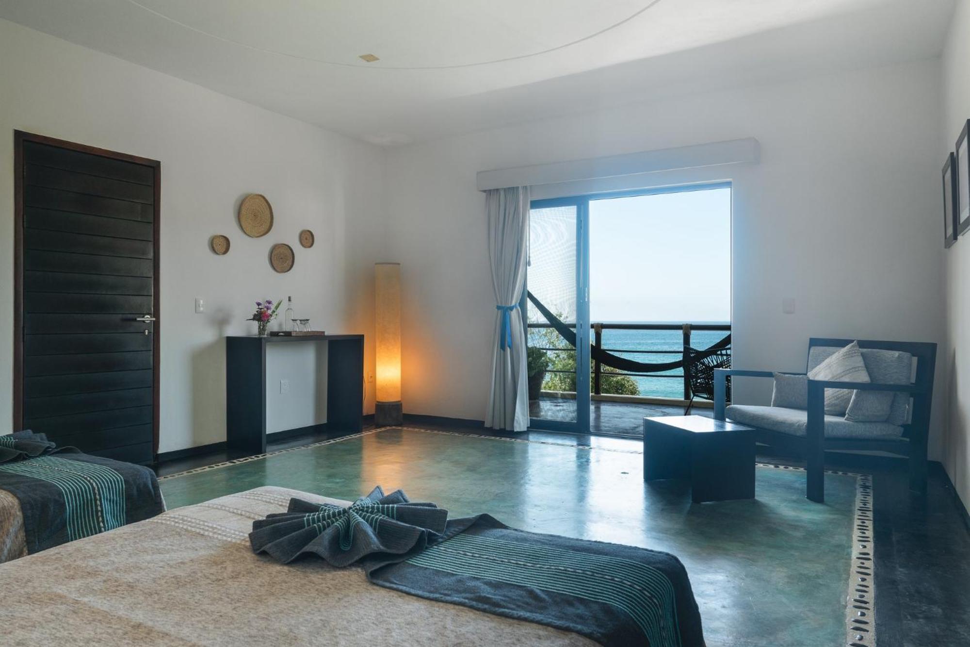 Manta Raya Hotel - Right On The Beach Cuatunalco Buitenkant foto
