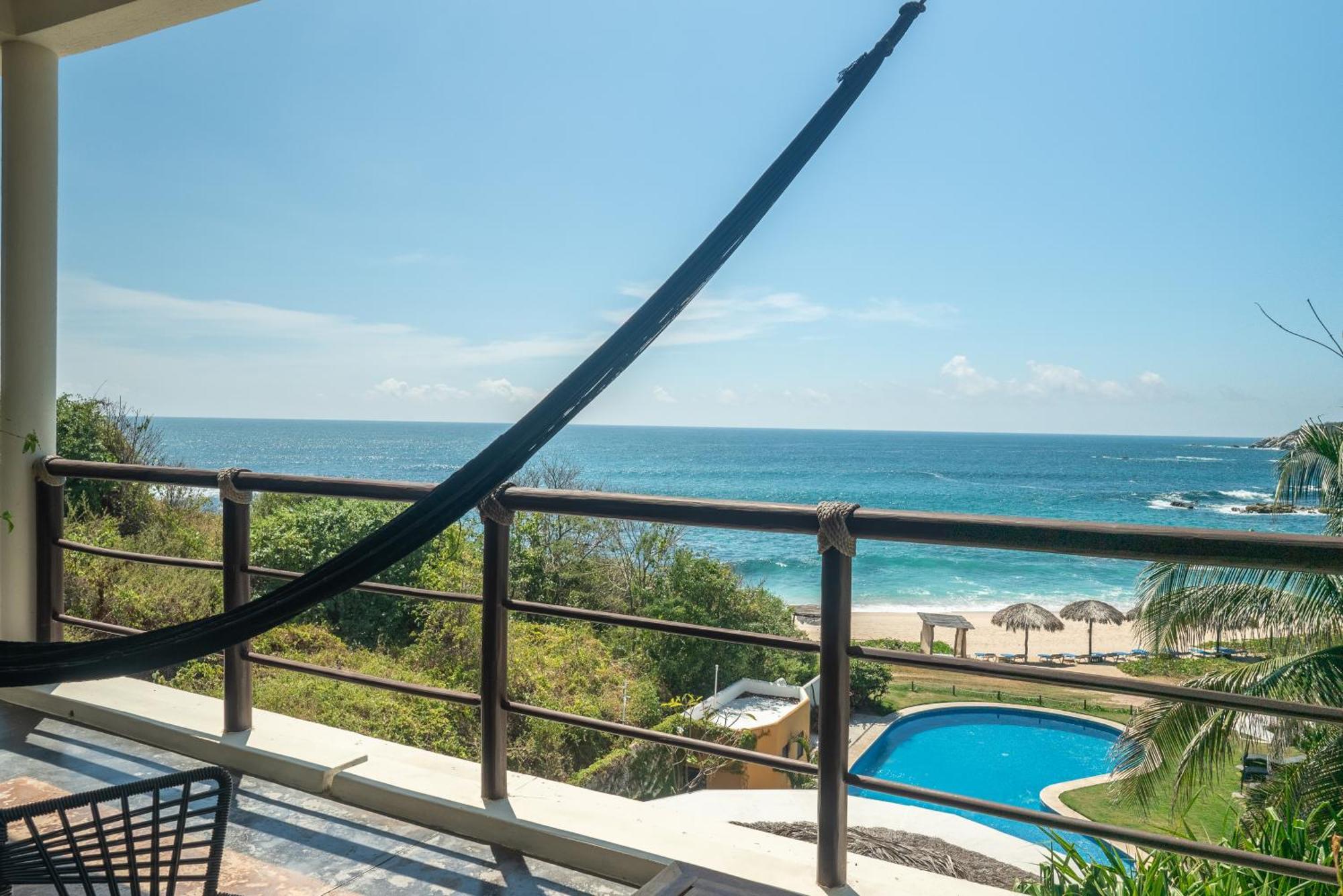 Manta Raya Hotel - Right On The Beach Cuatunalco Buitenkant foto