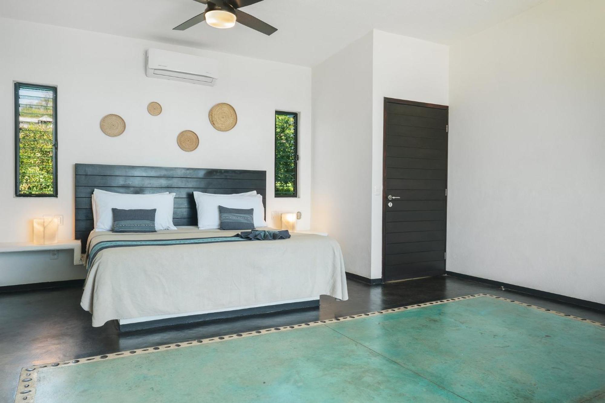 Manta Raya Hotel - Right On The Beach Cuatunalco Buitenkant foto