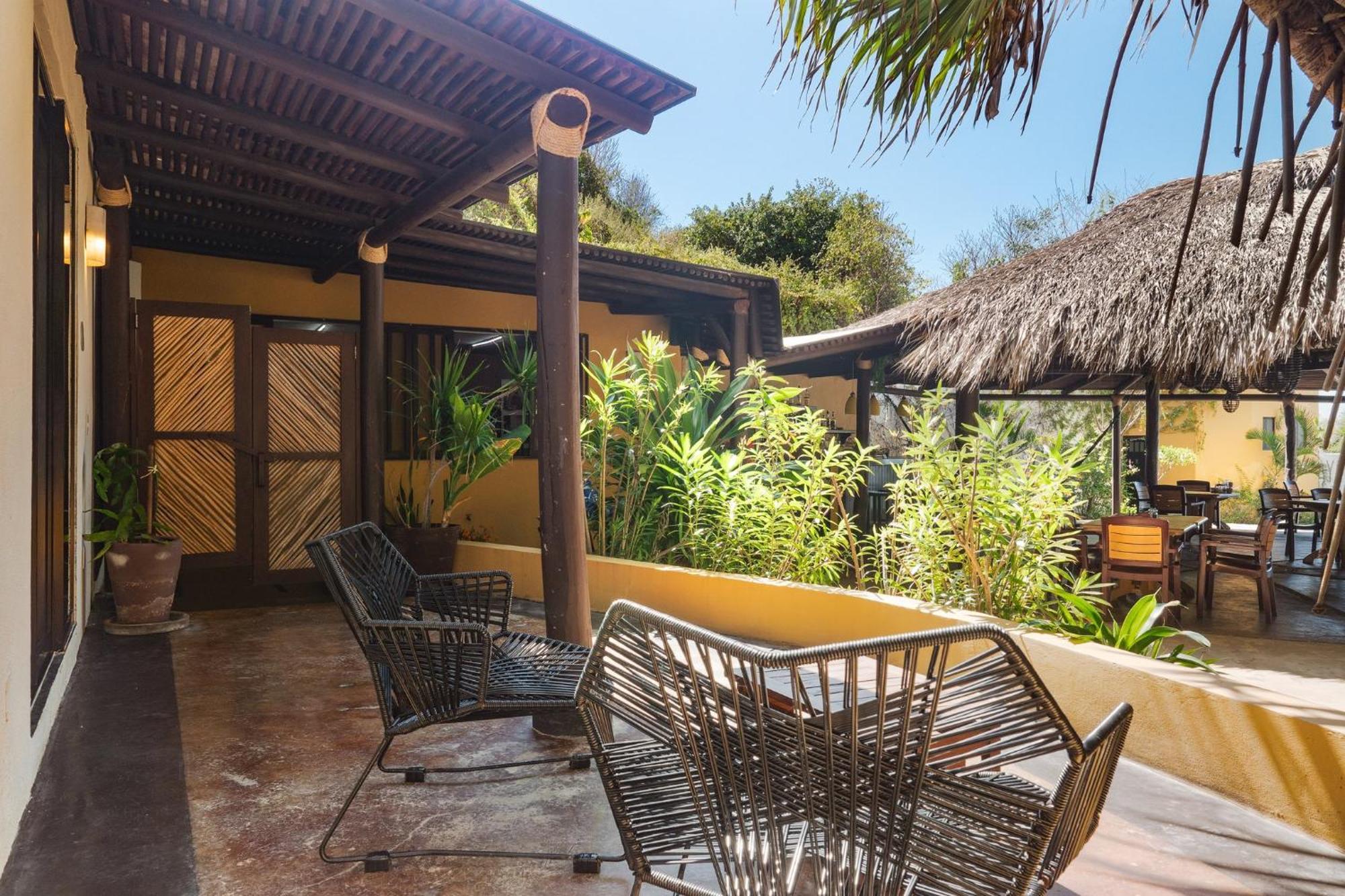 Manta Raya Hotel - Right On The Beach Cuatunalco Buitenkant foto