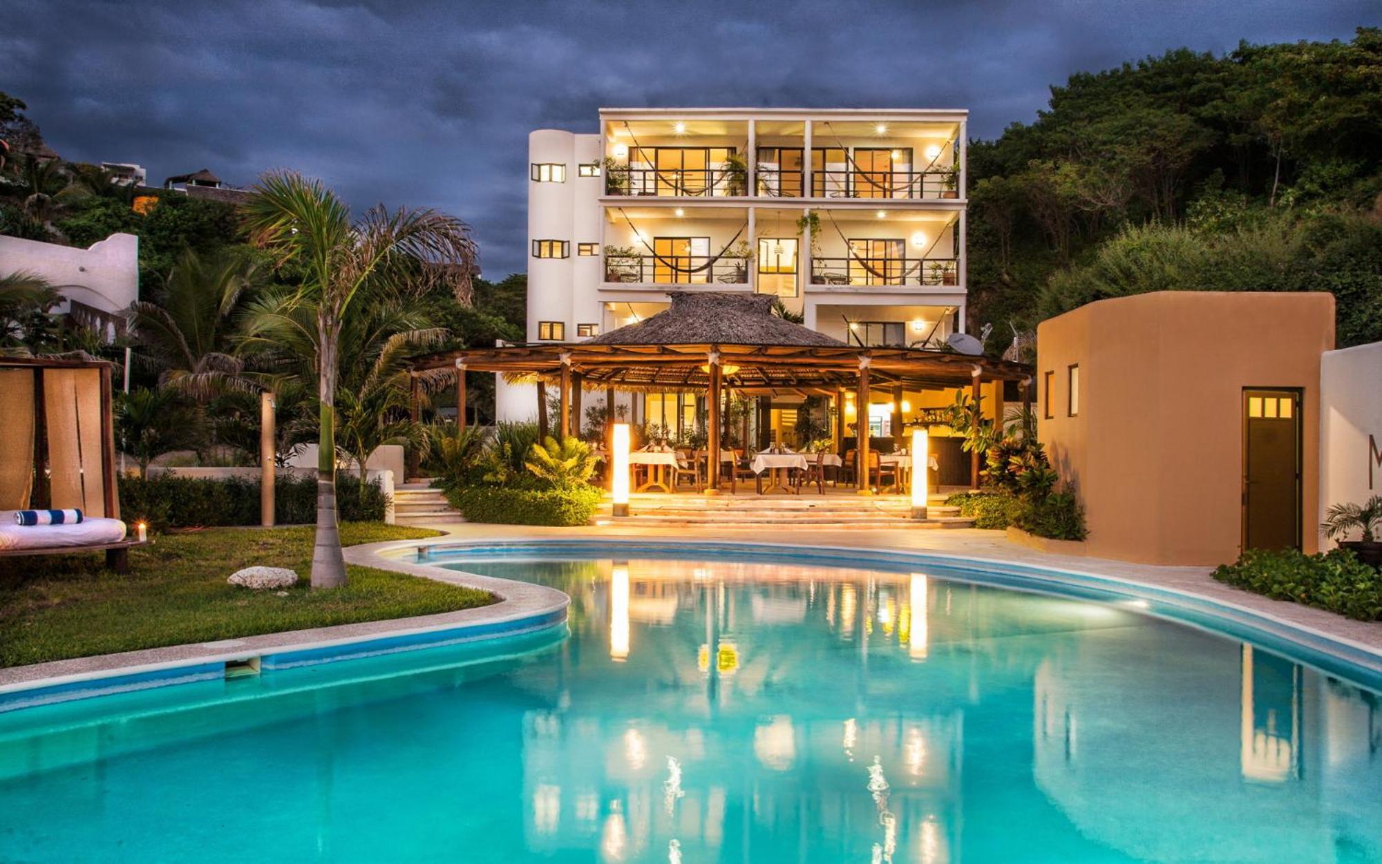Manta Raya Hotel - Right On The Beach Cuatunalco Buitenkant foto