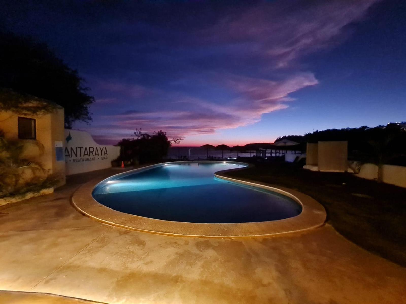 Manta Raya Hotel - Right On The Beach Cuatunalco Buitenkant foto