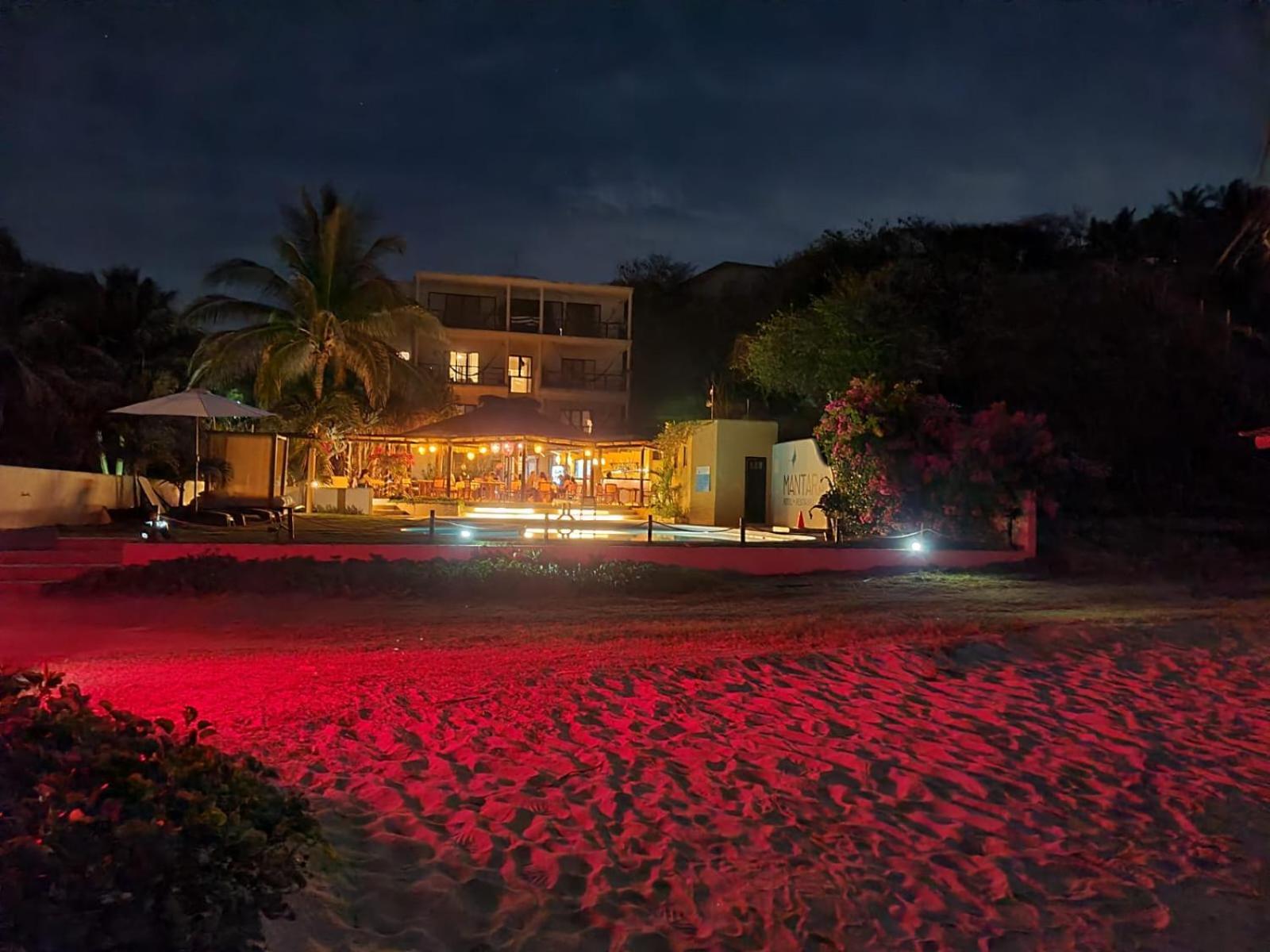 Manta Raya Hotel - Right On The Beach Cuatunalco Buitenkant foto
