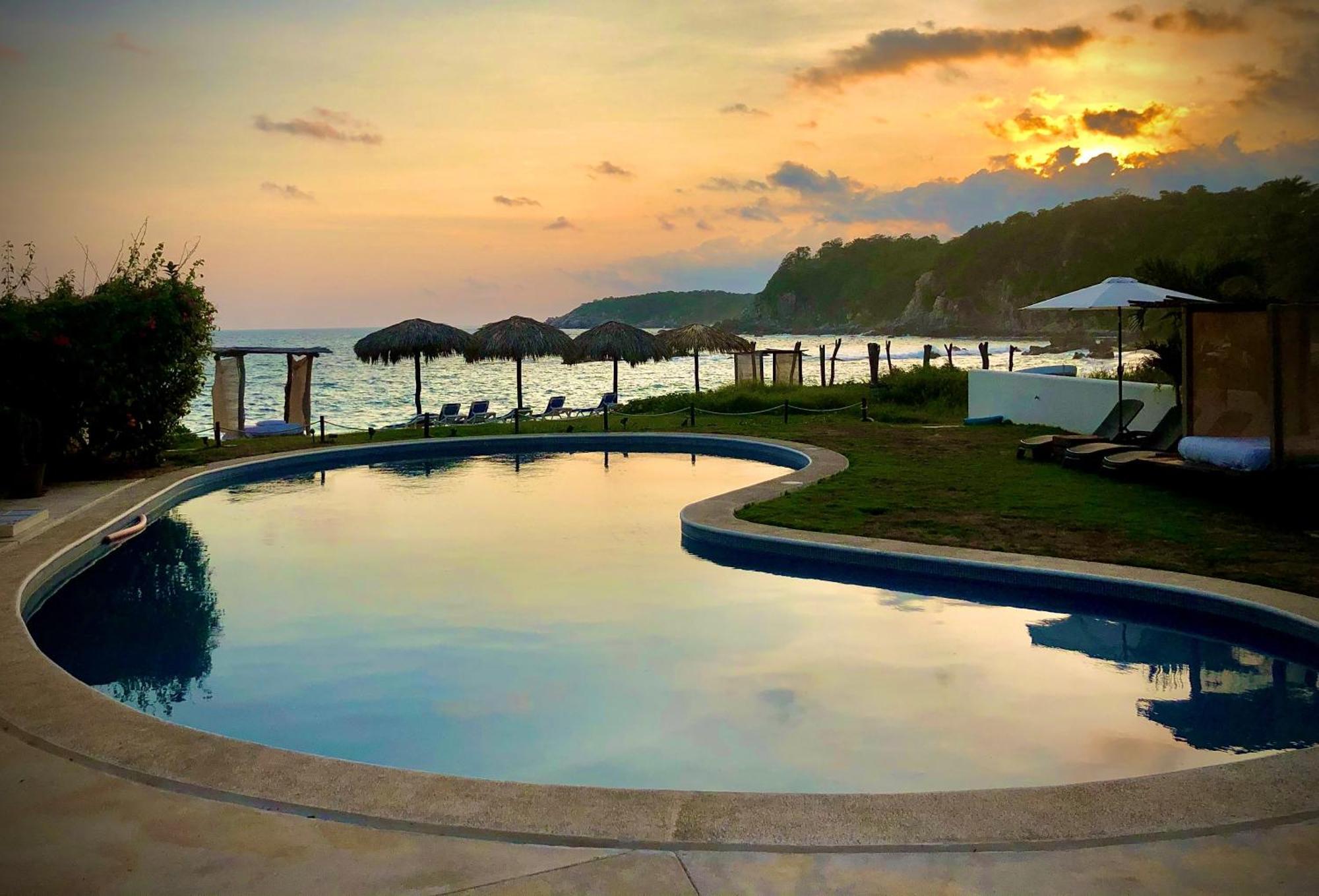 Manta Raya Hotel - Right On The Beach Cuatunalco Buitenkant foto