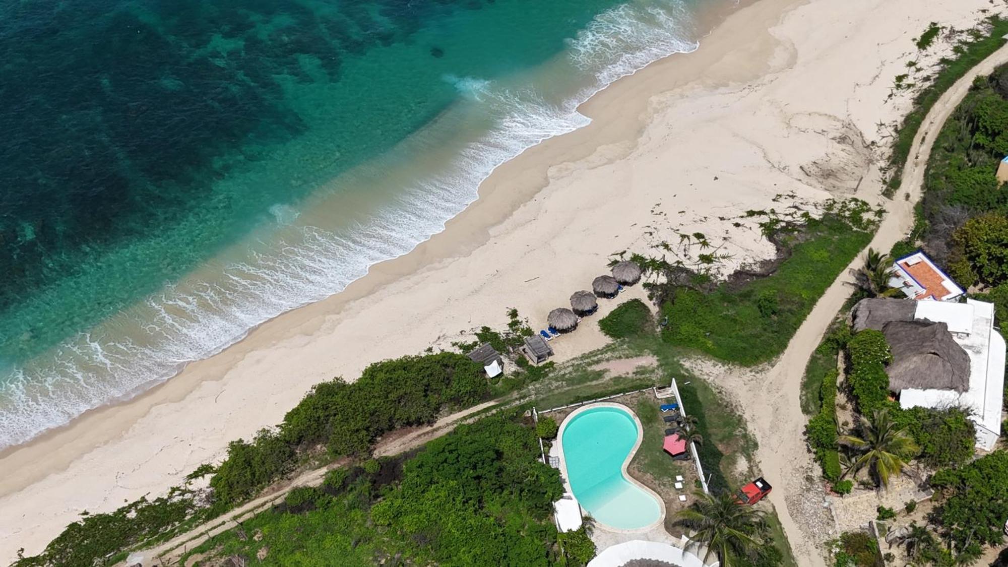 Manta Raya Hotel - Right On The Beach Cuatunalco Buitenkant foto