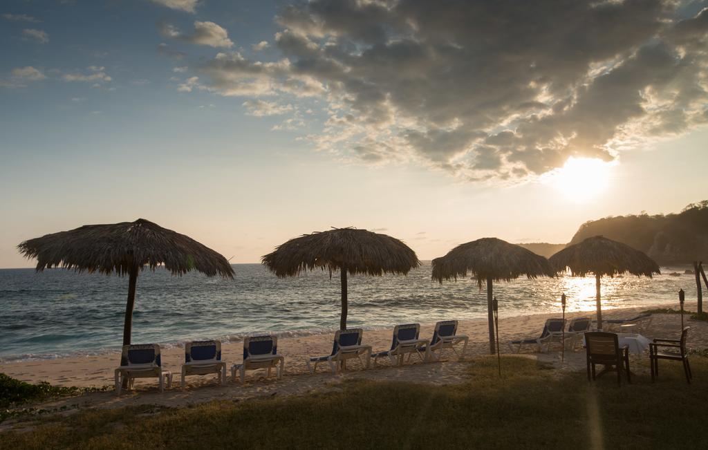 Manta Raya Hotel - Right On The Beach Cuatunalco Buitenkant foto