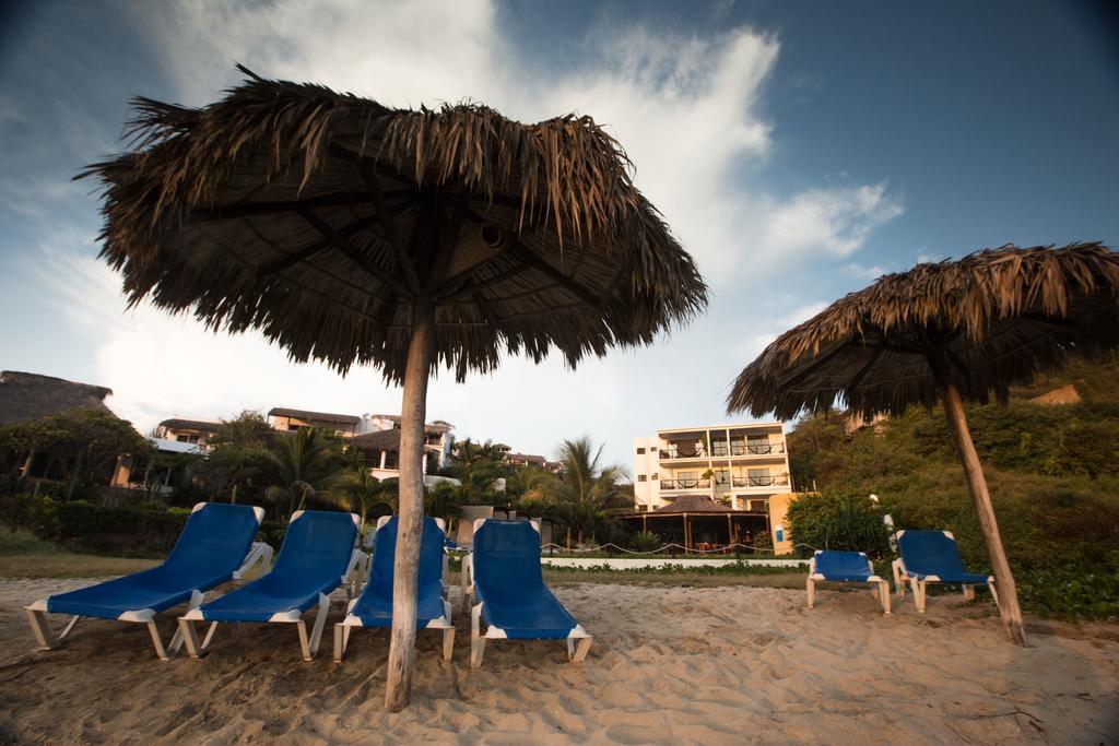 Manta Raya Hotel - Right On The Beach Cuatunalco Buitenkant foto