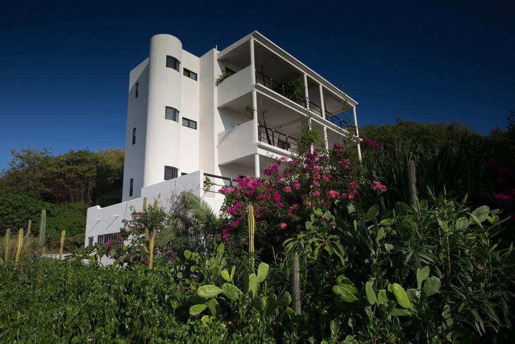 Manta Raya Hotel - Right On The Beach Cuatunalco Buitenkant foto