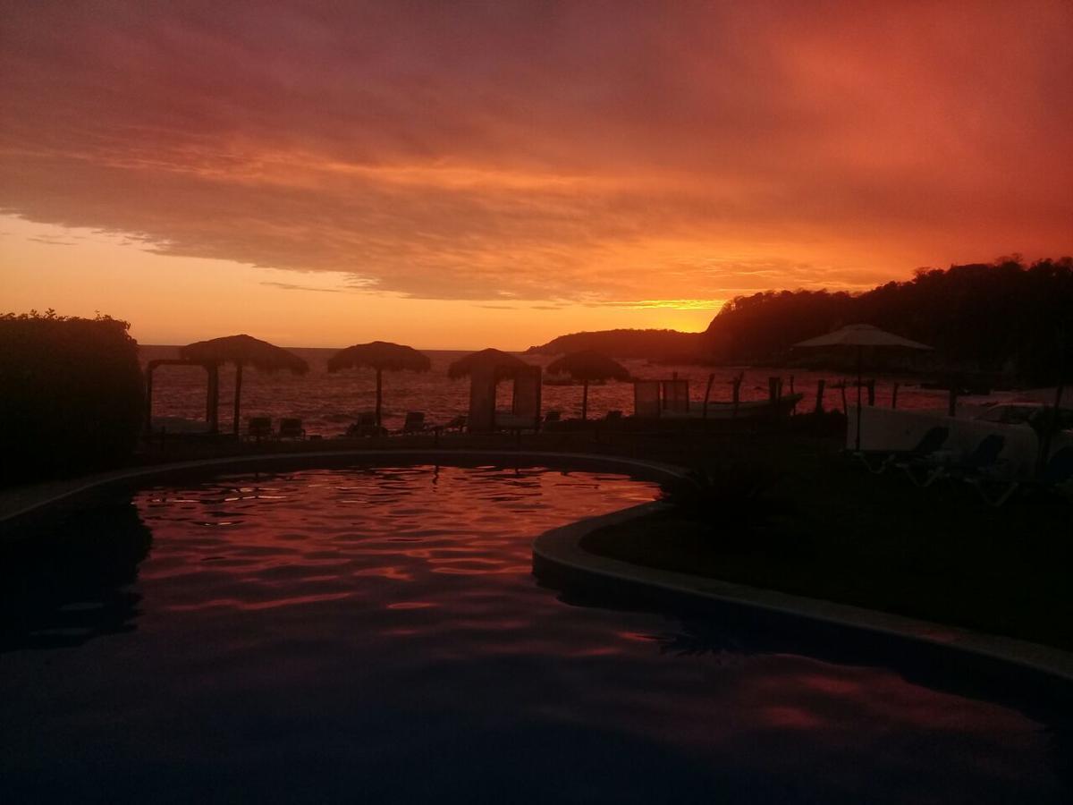 Manta Raya Hotel - Right On The Beach Cuatunalco Buitenkant foto