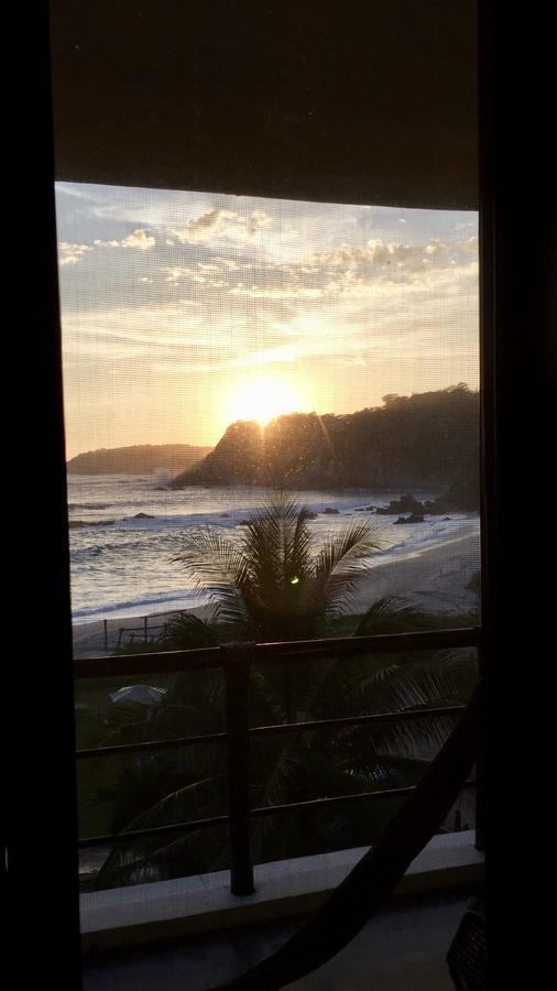 Manta Raya Hotel - Right On The Beach Cuatunalco Buitenkant foto