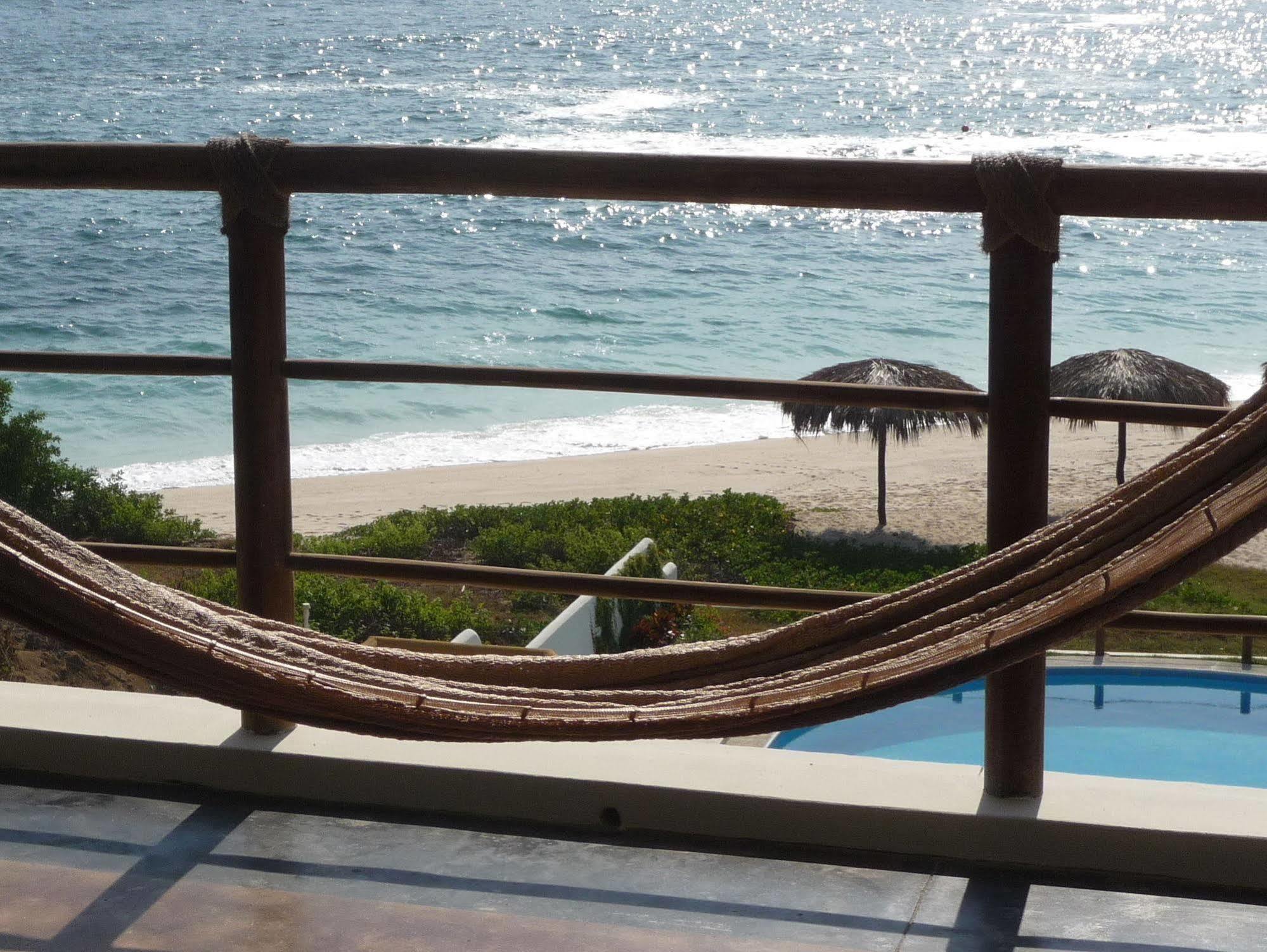 Manta Raya Hotel - Right On The Beach Cuatunalco Buitenkant foto