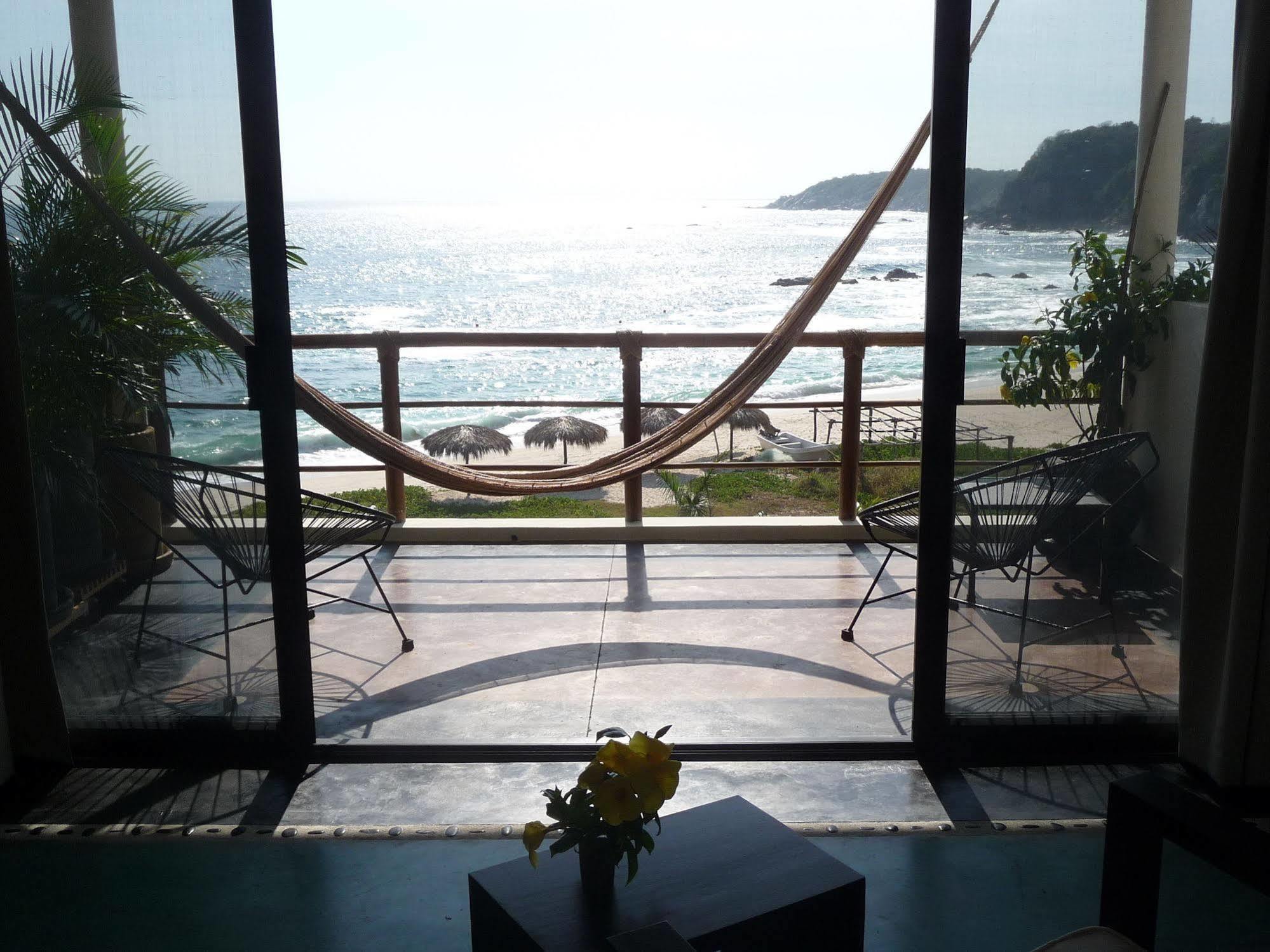 Manta Raya Hotel - Right On The Beach Cuatunalco Buitenkant foto